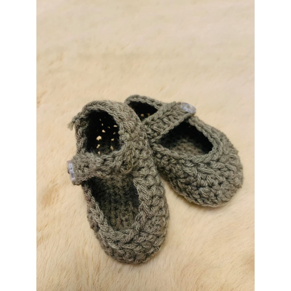 Handmade woolen baby shoes